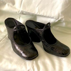 Stunning open heel mules. DKNY. Made in Spain. All leather.